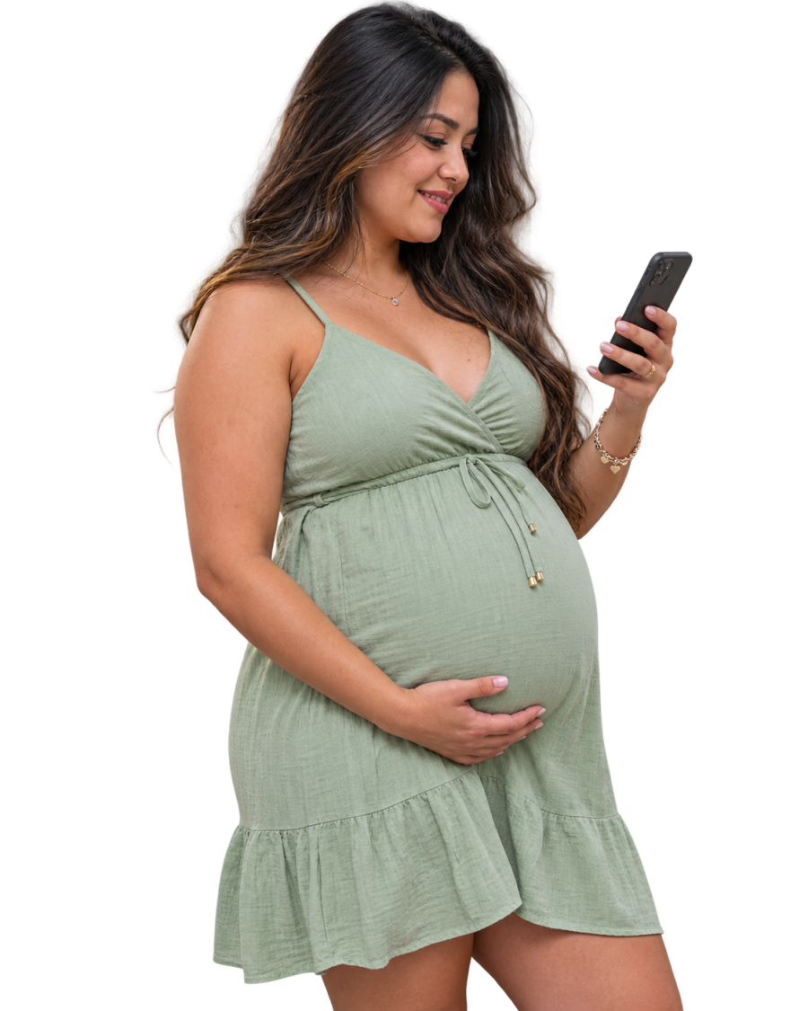 Casal grávido montando a lista do chá de bebê no celular